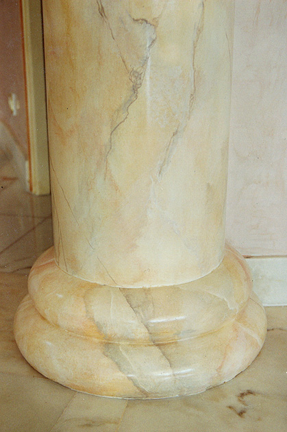 Colonnes faux marbre. Détail